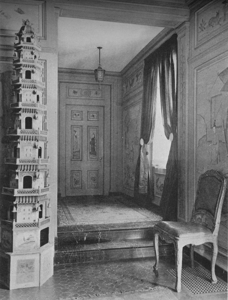 خطوات تؤدي من باب القاعة إلى باب غرفة الطعام ، منزل السيدة WK Vanderbilt ، مدينة نيويورك ، 1924 بواسطة غير معروف