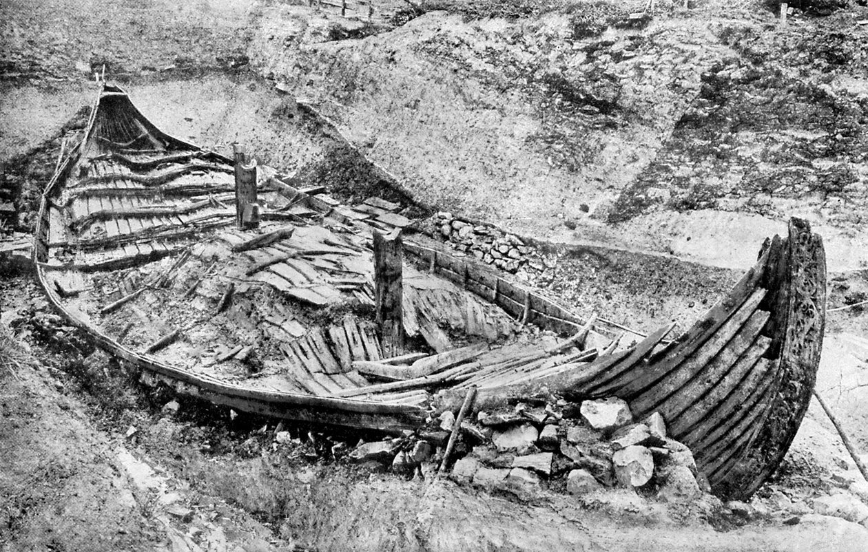 منظر صارم لسفينة Oseberg Viking بعد أشهر من التنقيب ، النرويج ، c1904-1905 بواسطة غير معروف