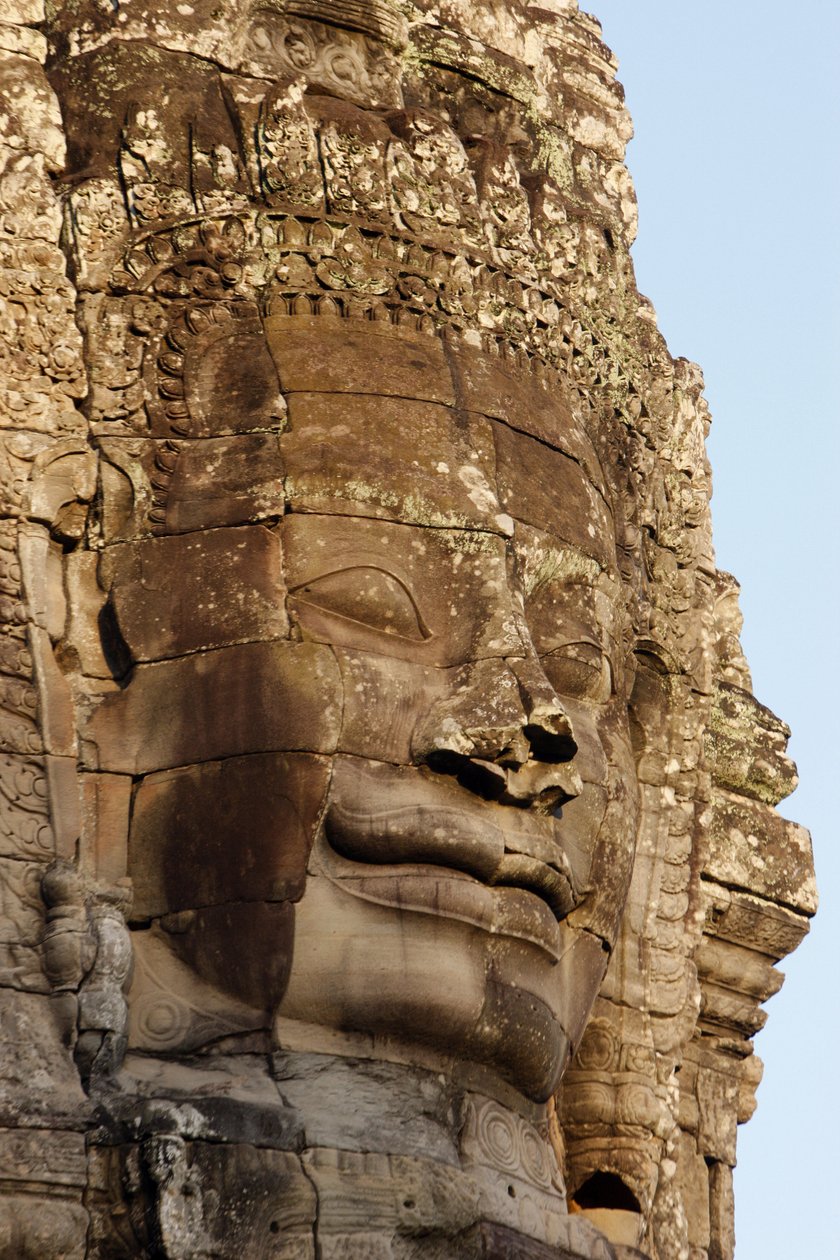 وجوه حجرية على أبراج في معبد بايون في أنغكور ثوم والتي قد تصور جيافارمان السابع على أنه بوديساتفا. ، سييم ريب ، كمبوديا بواسطة غير معروف