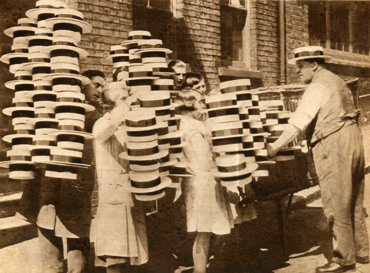 قبعات القش تعود لصالح ، 1930 ، 1933. بواسطة غير معروف