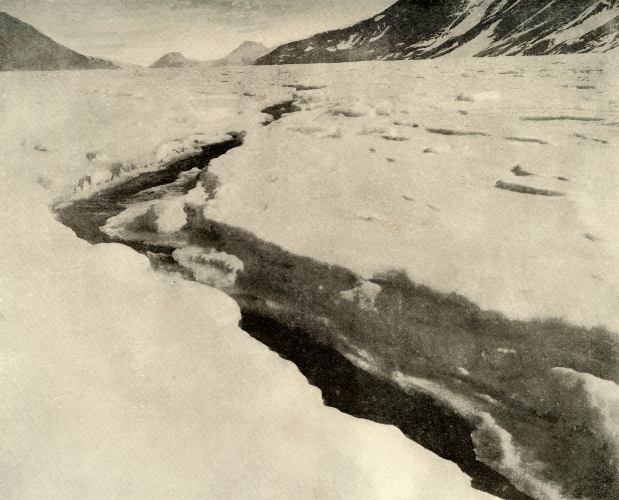 تدفق المياه الجارية في منتصف نهر فيرار الجليدي في منتصف الصيف ، c1908 ، 1909. بواسطة غير معروف