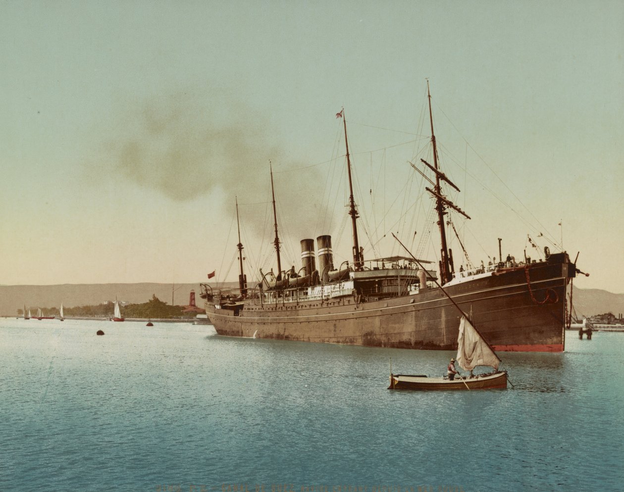 قناة السويس ، سفينة تدخل البحر الأحمر بالقرب من ميناء توفيق ، حوالي عام 1900 (ألوان فوتوكرومية) بواسطة غير معروف