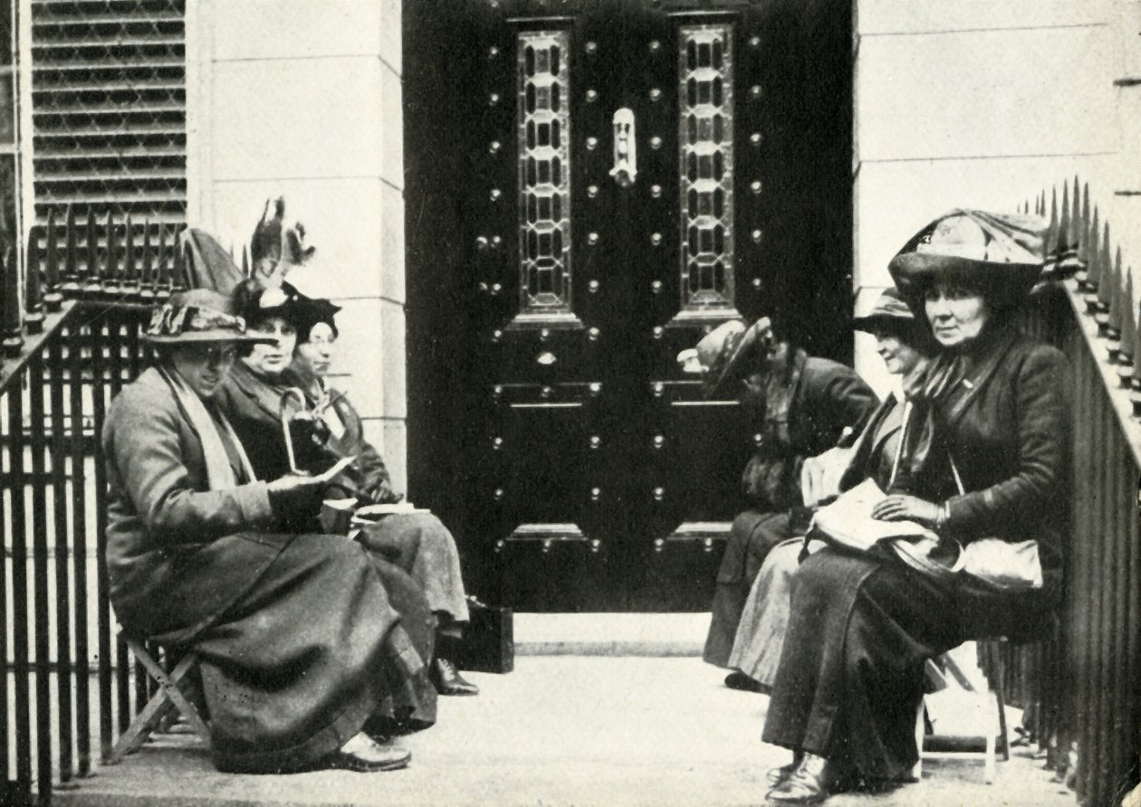 Suffragettes تنتظر على مقربة من منزل السير إدوارد كارسونز لندن ، 6 أبريل 1914 ، 1947. بواسطة غير معروف