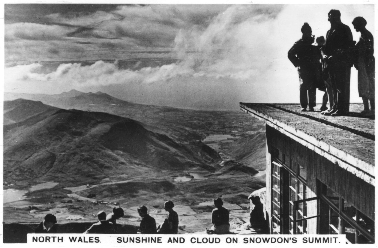 أشعة الشمس والغيوم في قمة Snowdons ، شمال ويلز ، 1936 بواسطة غير معروف