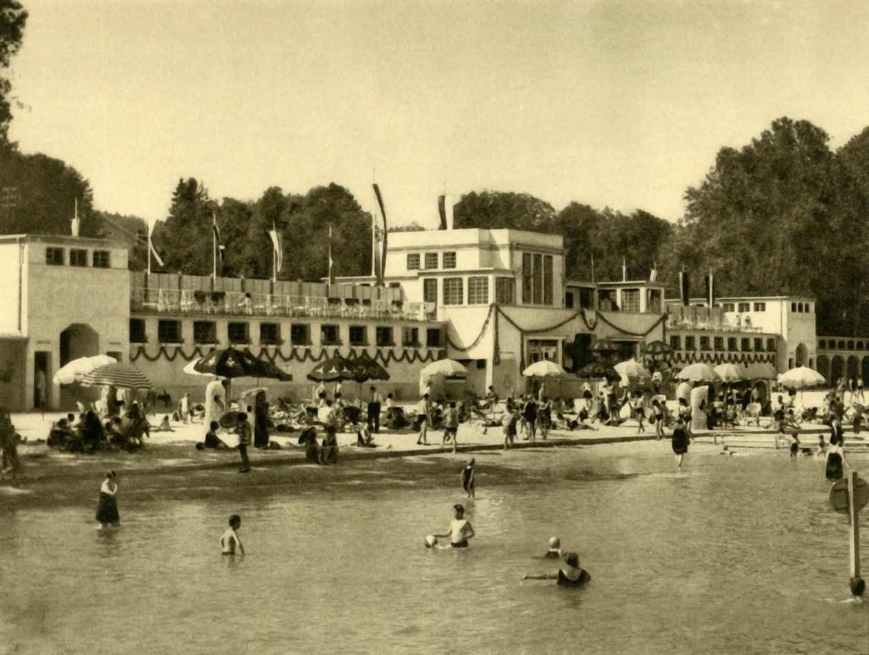 السباحة في بحيرة Traunsee ، Gmunden ، النمسا العليا ، c1935. بواسطة غير معروف