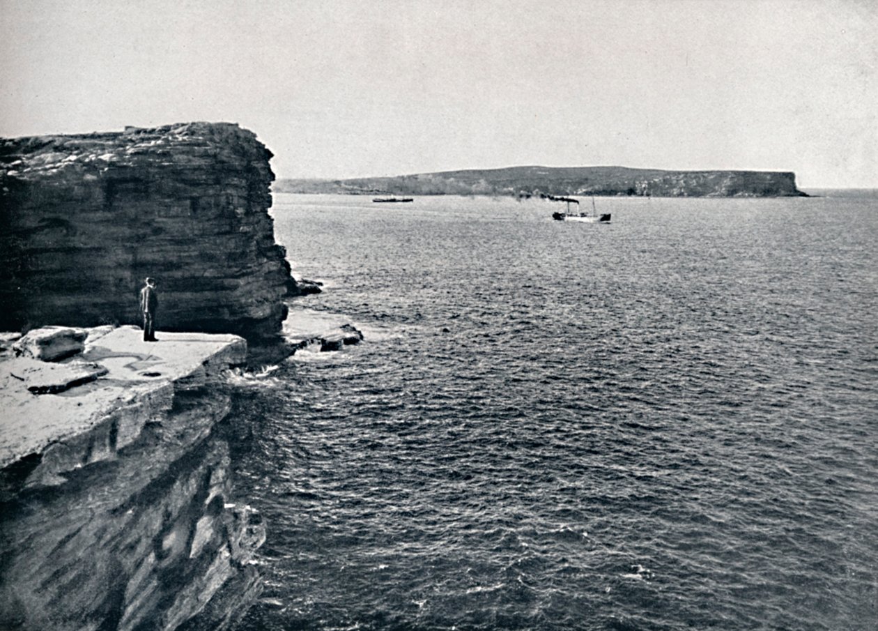 سيدني هيدز ، عند الفجوة في خليج واتسونز ، c1900. بواسطة غير معروف
