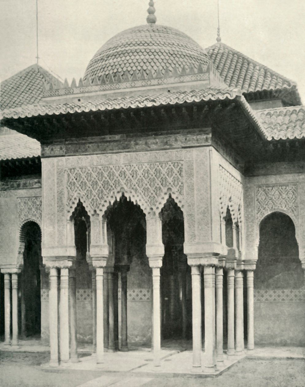 المعبد في بلاط الأسود ، 1907. بواسطة غير معروف