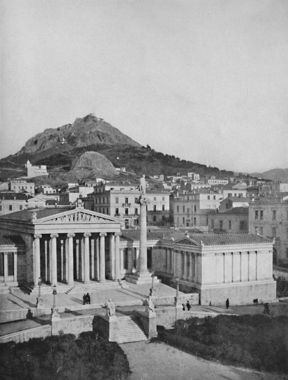 الأكاديمية ، جبل ليكابيتوس في الخلفية ، 1913 بواسطة غير معروف