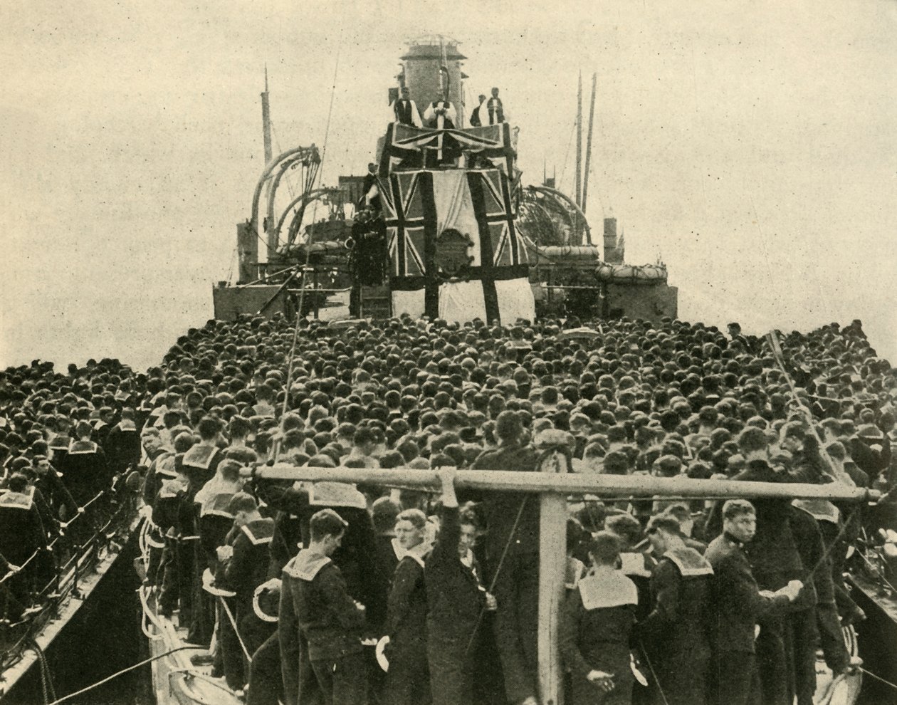 يزور رئيس أساقفة يورك البحارة البريطانيين في البحرية الملكية ، الحرب العالمية الأولى ، 1914 م ، 1920 م. بواسطة غير معروف