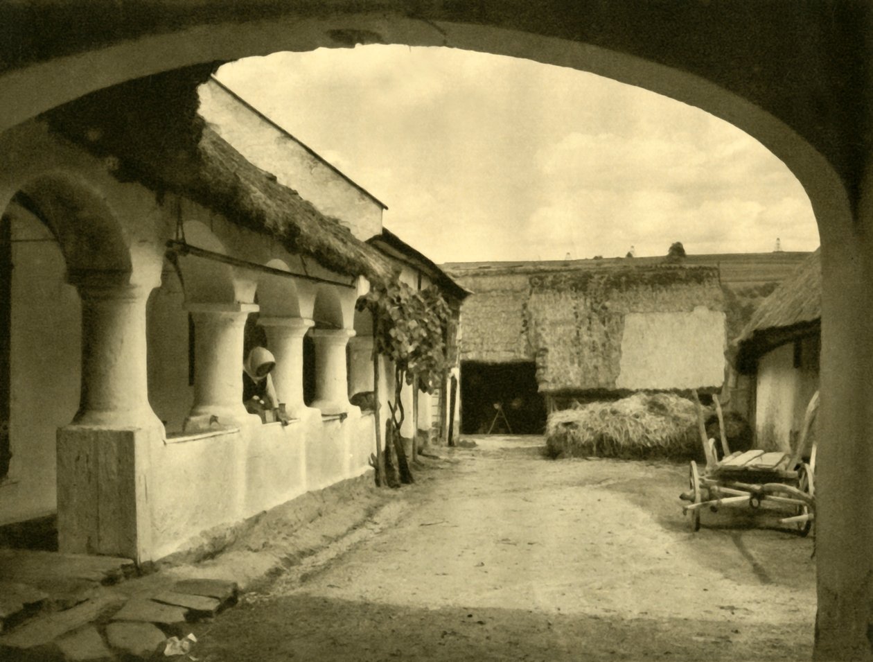 The Arkadenhof، Oberschützen، بورغنلاند، النمسا، c1935. بواسطة غير معروف