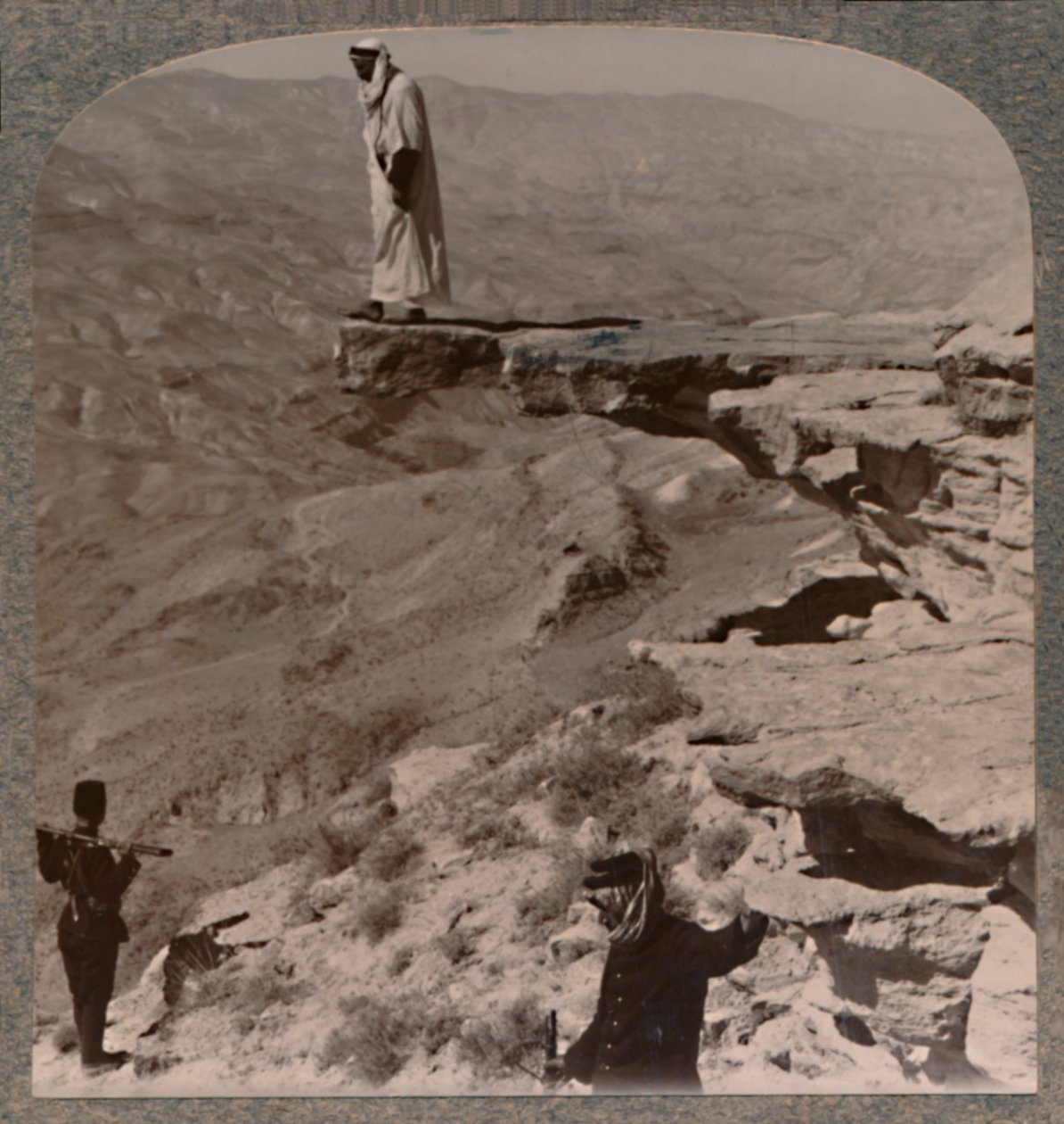 أرنو. Dragoman واقفا على الصخرة ، c1900 بواسطة غير معروف