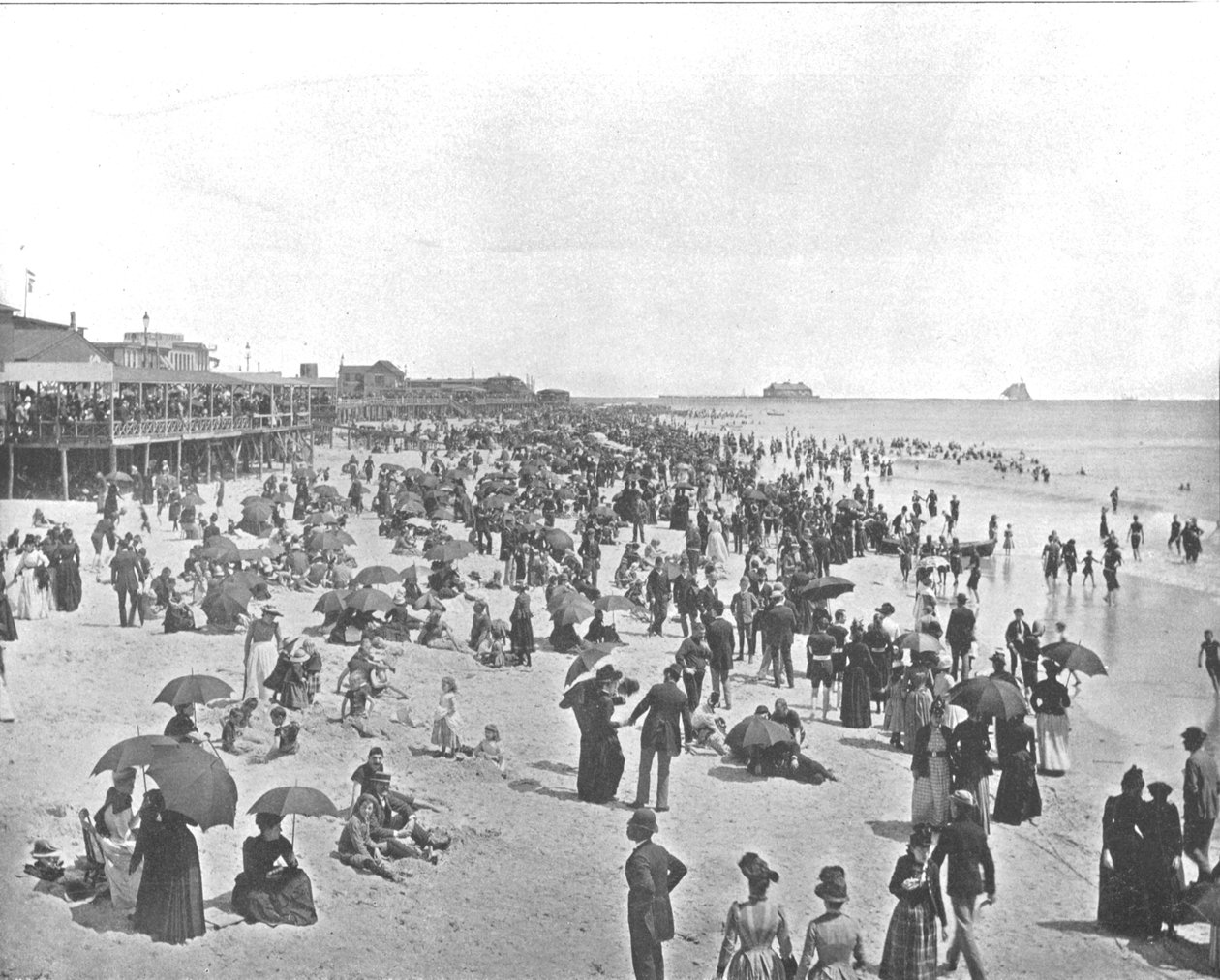 الشاطئ في أتلانتيك سيتي ، نيو جيرسي ، الولايات المتحدة الأمريكية ، c1900. بواسطة غير معروف