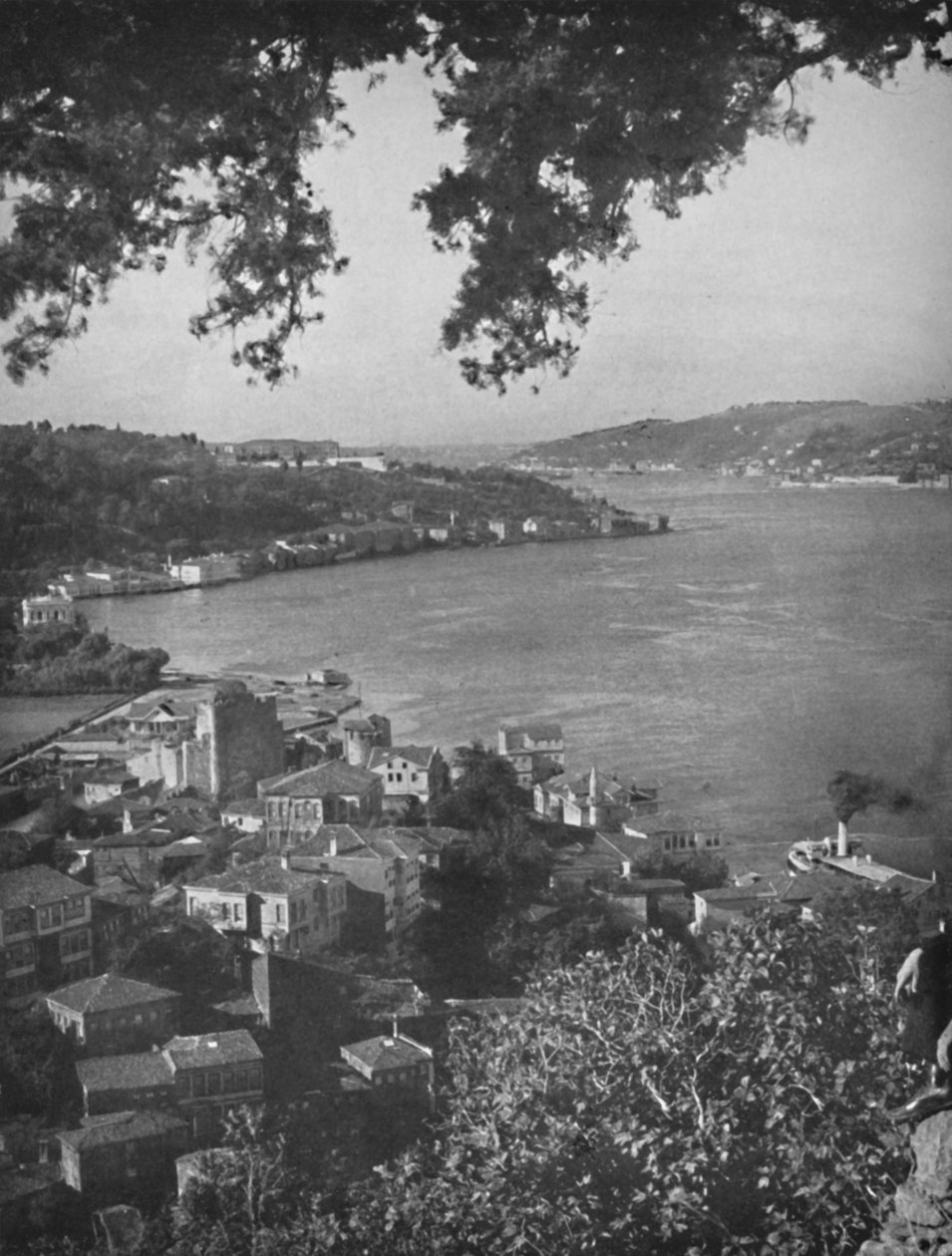 البوسفور - القسطنطينية في المسافة ، 1913 بواسطة غير معروف