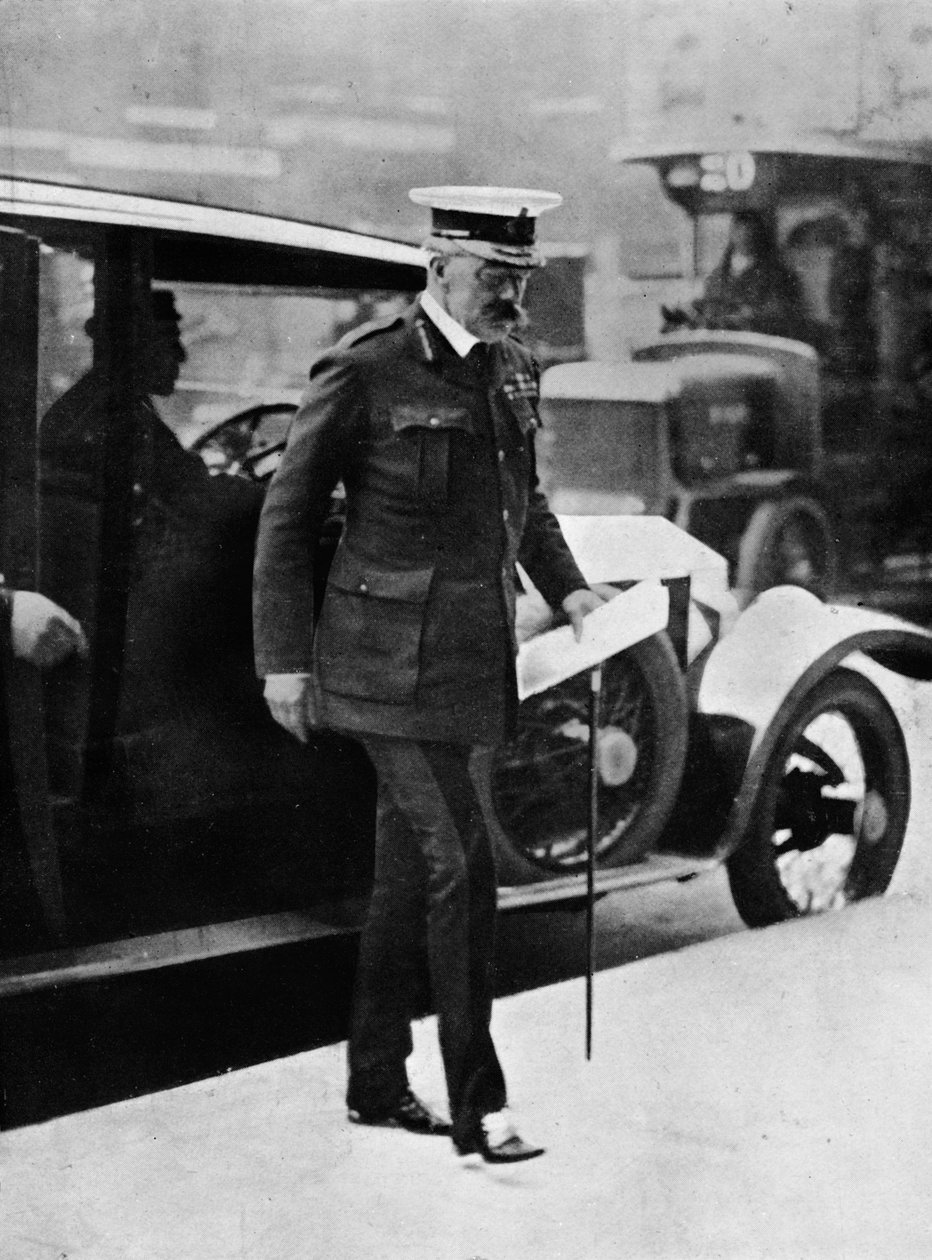 أزمة مجلس الوزراء: وصول اللورد كيتشنر إلى مكتب الحرب ، 1915 بواسطة غير معروف