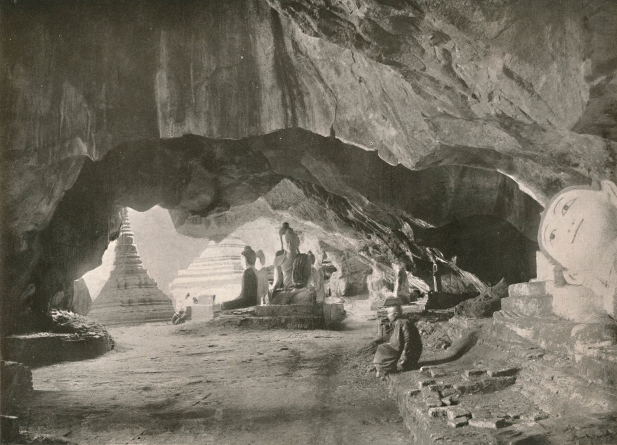 الكهوف في مولمين ، 1900. بواسطة غير معروف