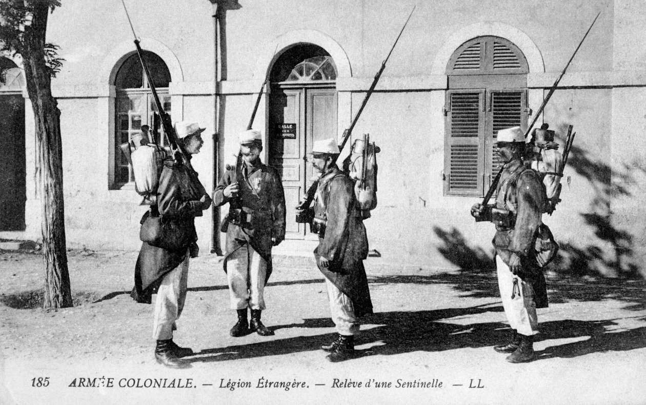 تغيير الحرس ، الفيلق الأجنبي الفرنسي ، c1910 بواسطة غير معروف