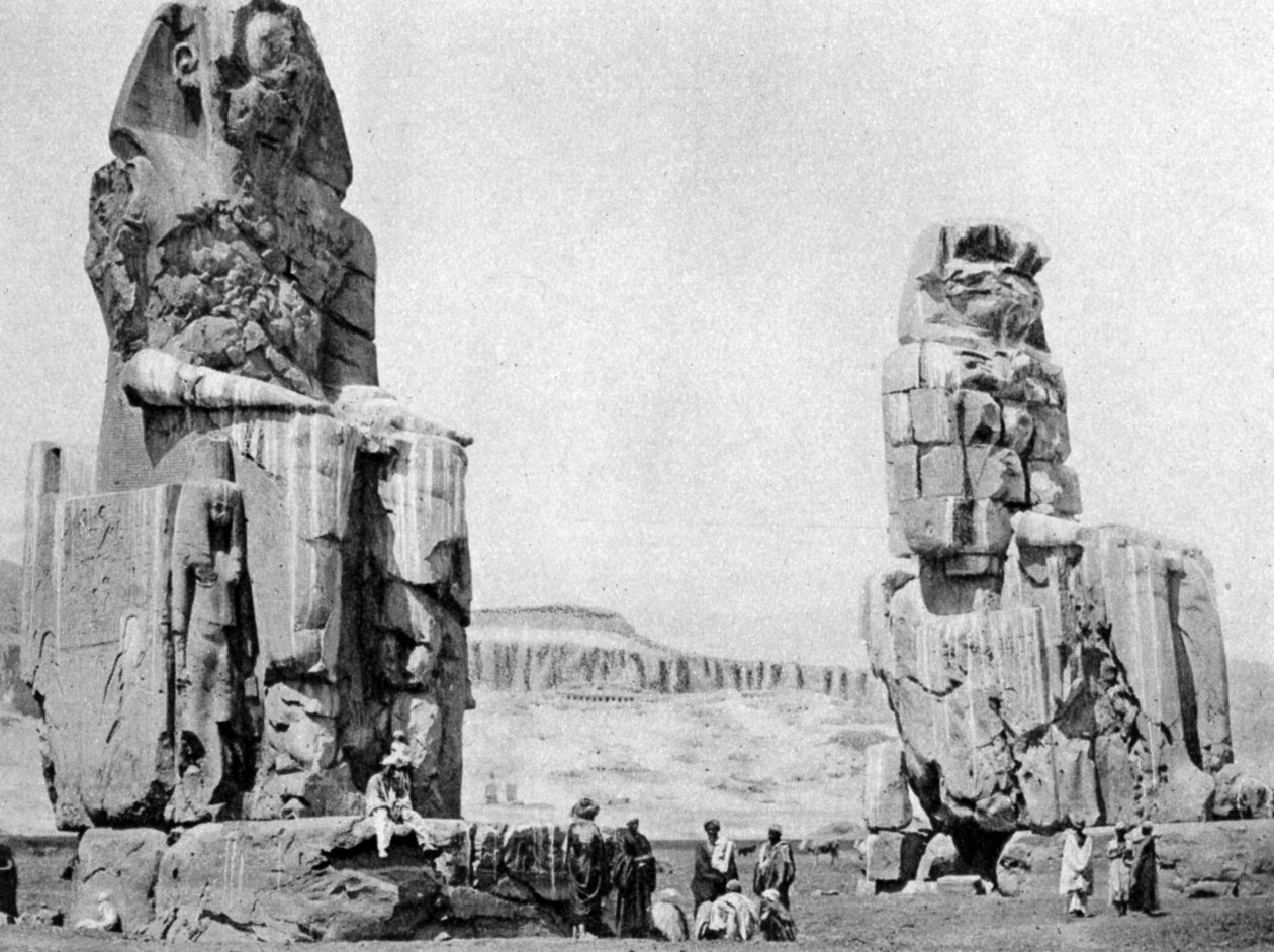 - تمثال ممنون ، الأقصر طيبة ، مصر ، 1922 م بواسطة غير معروف