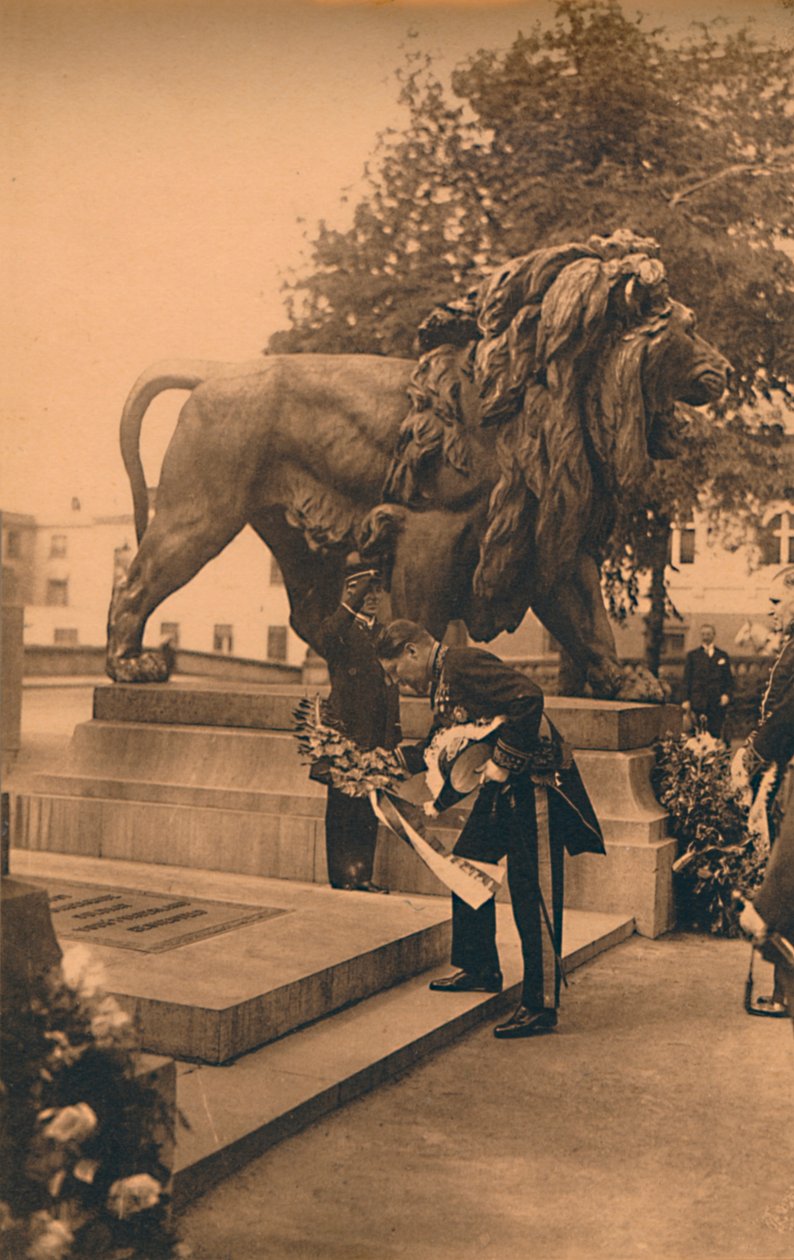 الوزير الكوبي يضع إكليلا من الزهور تكريما للجندي البلجيكي المجهول ، بروكسل ، بلجيكا ، 1927. بواسطة غير معروف