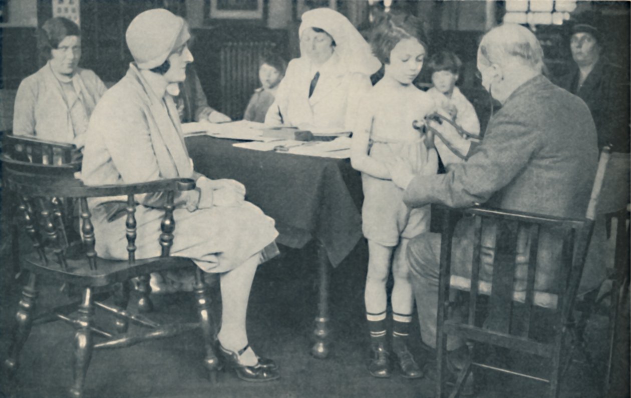 الطبيب يستمع إلى دقات قلب الطفل ، c1935 بواسطة غير معروف