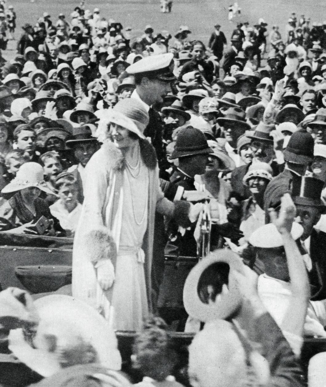 حشد الدوق والدوقة حشود في أوكلاند ، 1927 ، 1937 بواسطة غير معروف