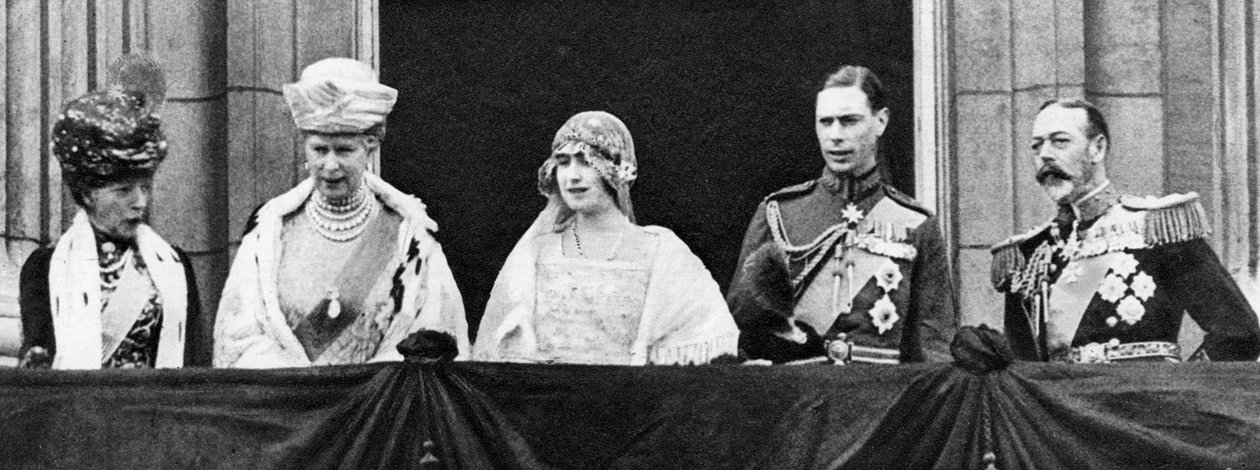 دوق ودوقة يورك في قصر باكنغهام بعد زواجهما ، أبريل 1923 بواسطة غير معروف