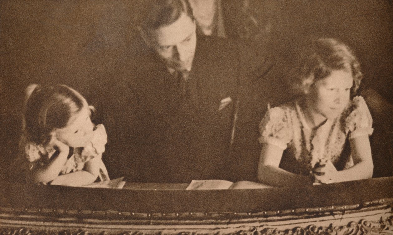 دوق يورك والأميرات إليزابيث ومارغريت في ال Pantomime ، 6 فبراير 1935. بواسطة غير معروف