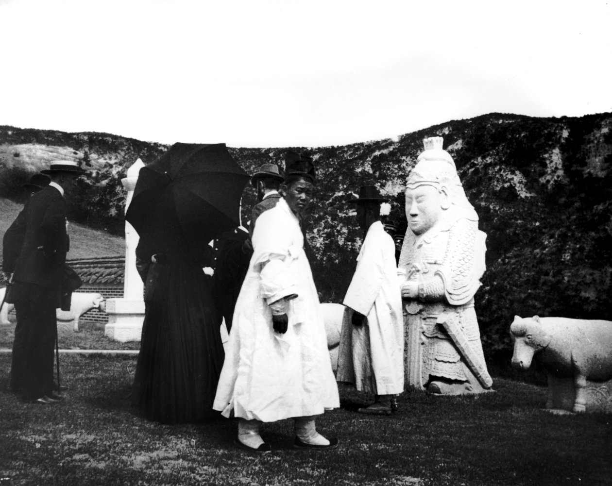 إمبراطور اليابان يزور مقبرة ، كوريا ، 1900 بواسطة غير معروف