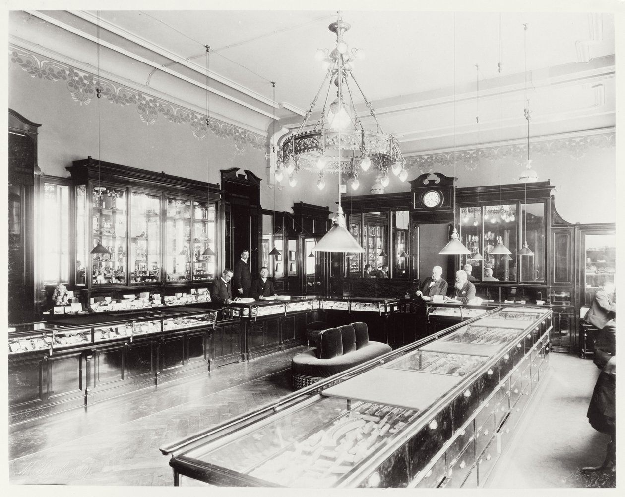 The Faberge Emporium (صورة b / w) بواسطة غير معروف
