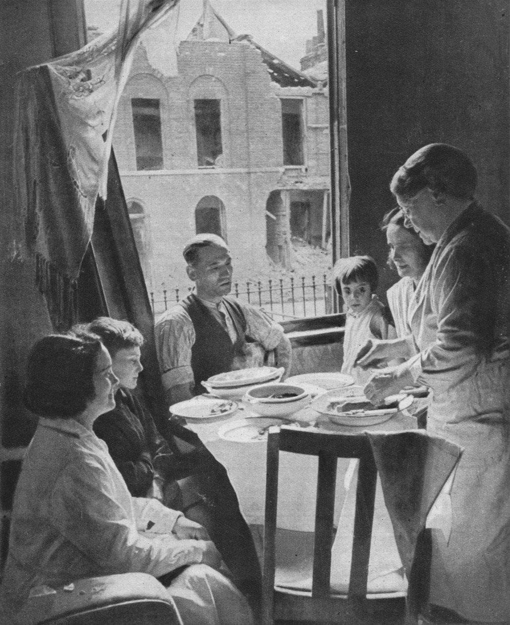 يجب على الأسرة أن تأكل ، c1940 1942 بواسطة غير معروف