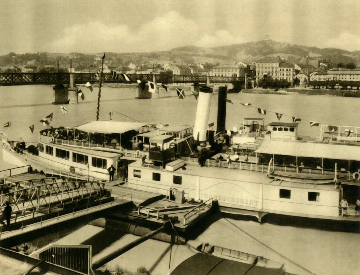سفينة بخارية فرانز شوبرت على نهر الدانوب ، لينز ، النمسا العليا ، c1935. بواسطة غير معروف