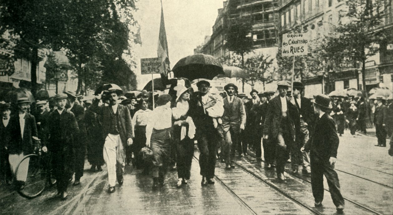 النداء الفرنسي للأسلحة: جنود الاحتياط ينضمون إلى الألوان في باريس ، 1920. بواسطة غير معروف