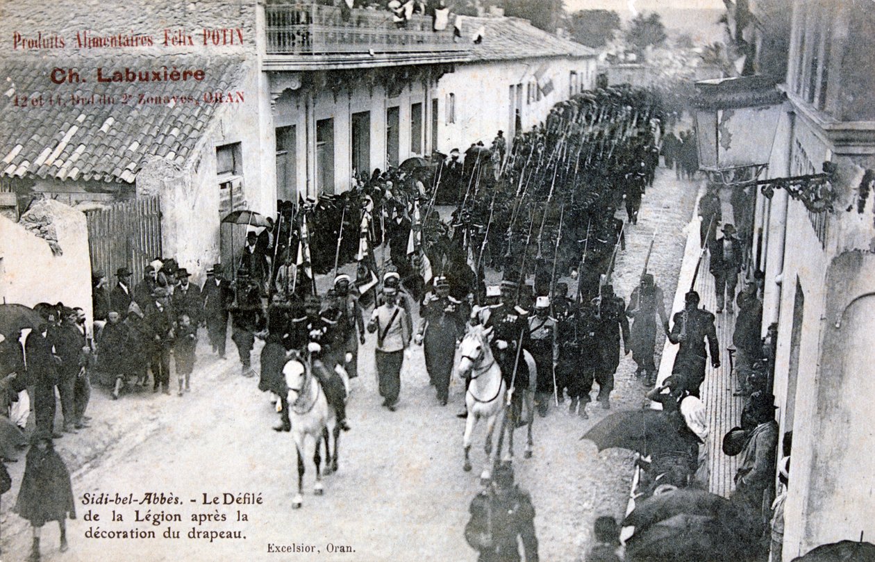 عرض الفيلق الأجنبي الفرنسي في شوارع سيدي بلعباس ، الجزائر ، 1906 بواسطة غير معروف