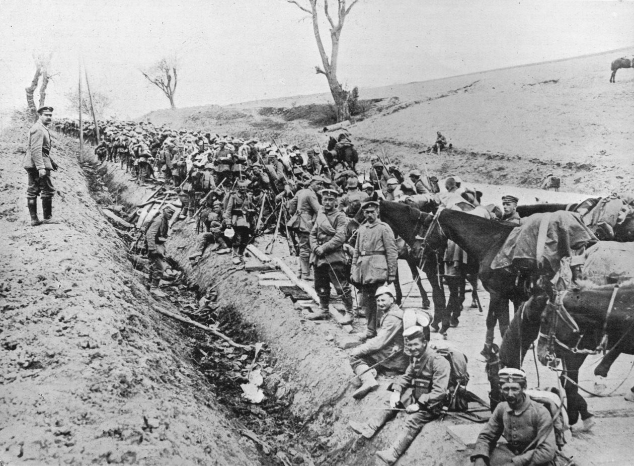 التقدم الألماني عبر غاليسيا: قوة محورية من القوات على جانب الطريق ، 1915 بواسطة غير معروف