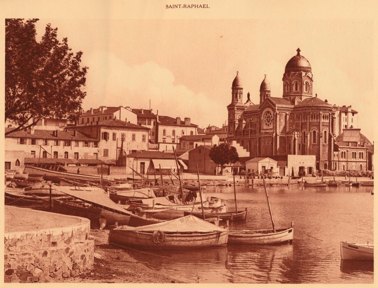 الميناء والكنيسة ، سانت رافائيل ، 1930. بواسطة غير معروف