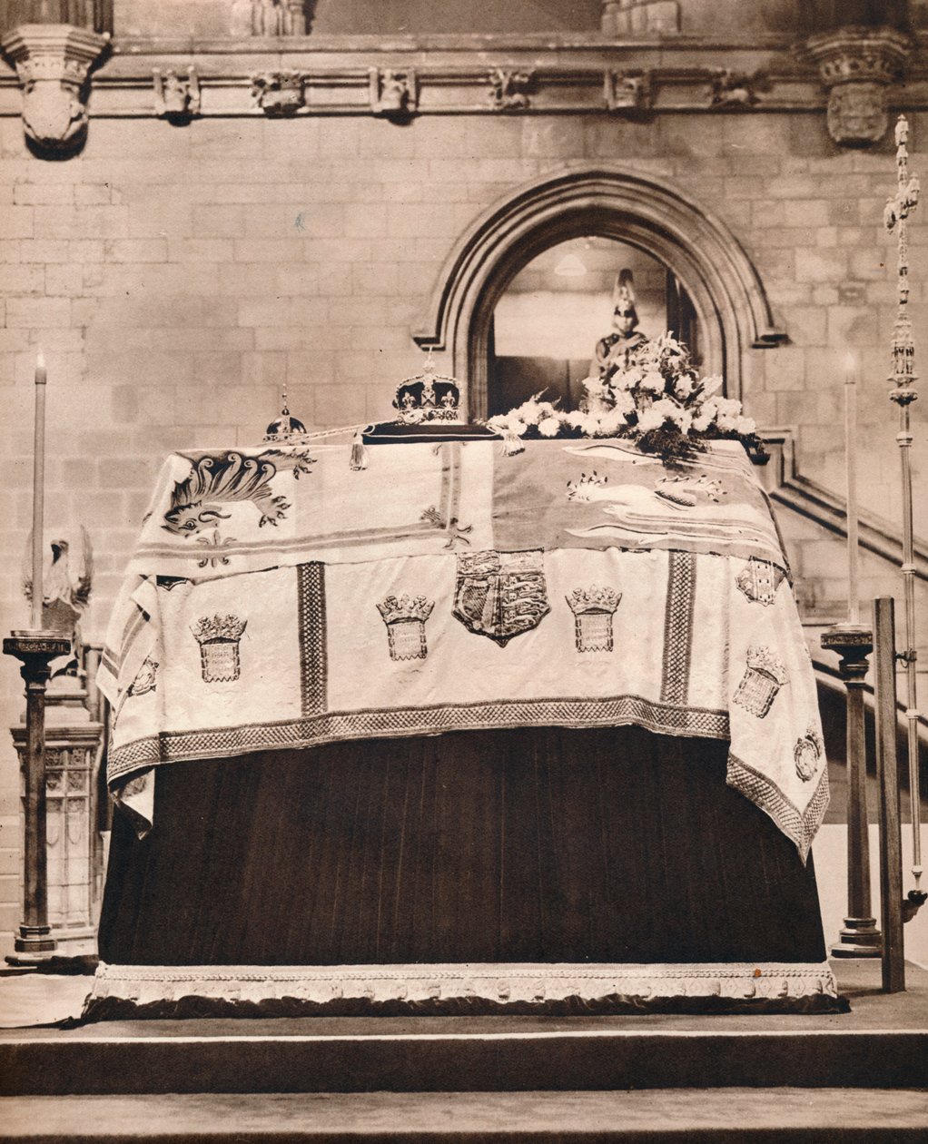 التاج الإمبراطوري ، الجرم السماوي ، والصولجان على تابوت الملك جورج في قاعة وستمنستر ، 1936 بواسطة غير معروف