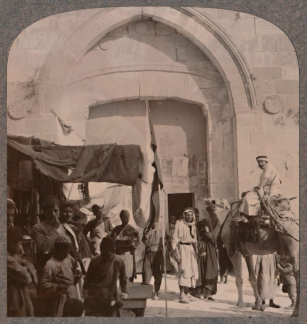 بوابة يافا مغلقة ، تظهر عين نيدلس ، القدس ، c1900 بواسطة غير معروف