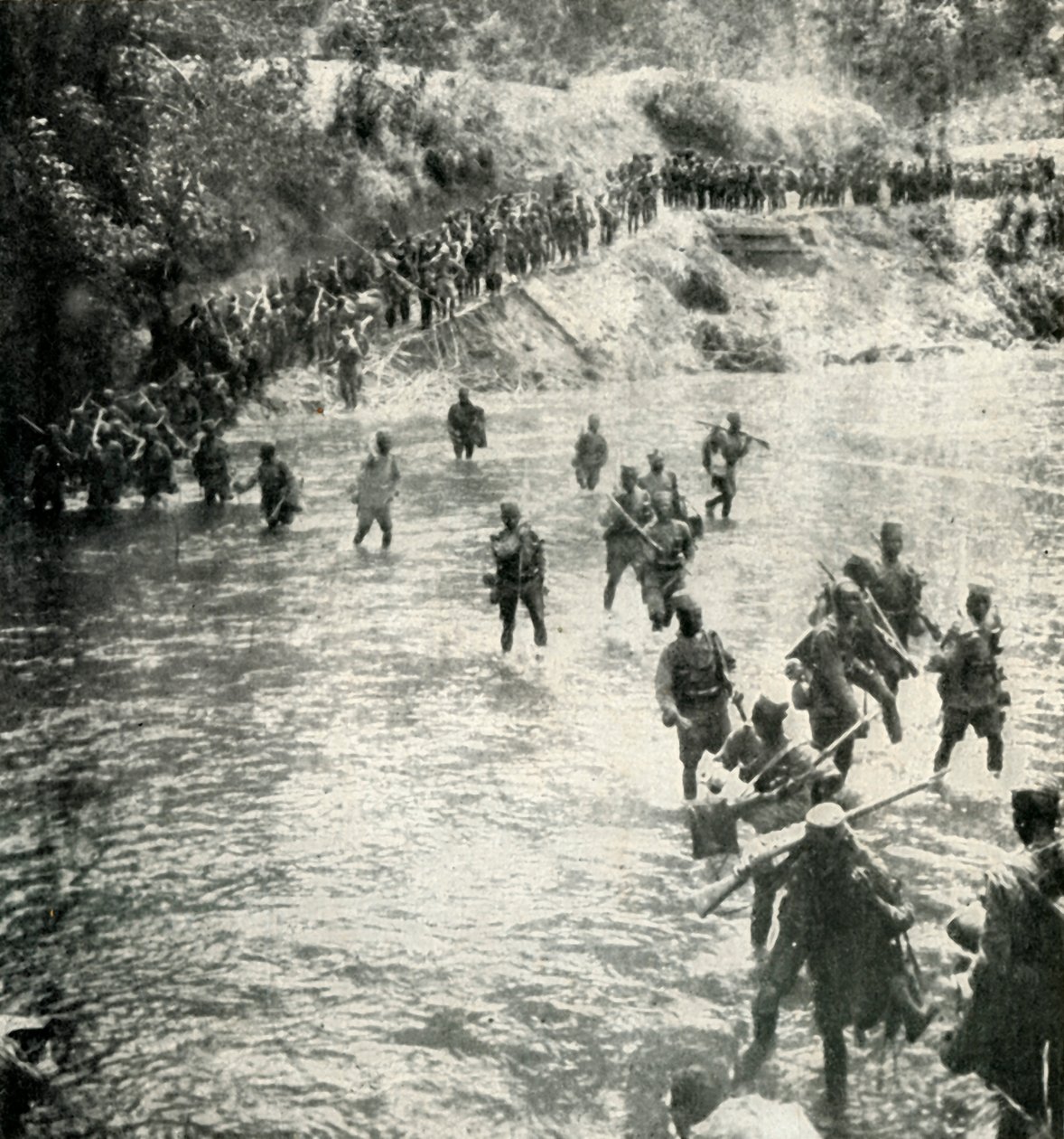 The Kings African Bifles Crossing The Ruwu River، German East Africa، 1919. بواسطة غير معروف
