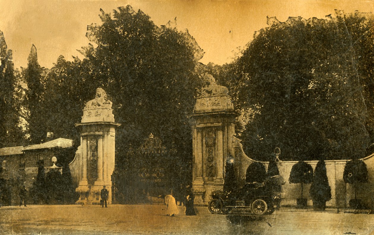 The Lion Gates ، Hampton Court ، London ، 1910. بواسطة غير معروف