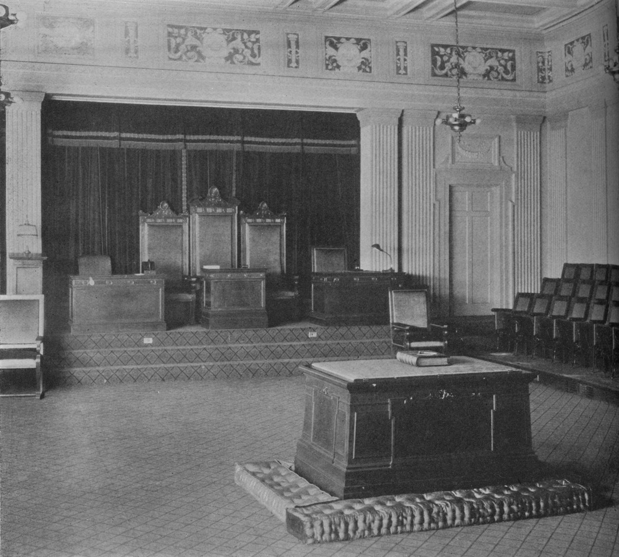 The Lodge Room ، تظهر إفريزًا زخرفيًا ، معبد ماسوني ، برمنغهام ، ألاباما ، 1924 بواسطة غير معروف