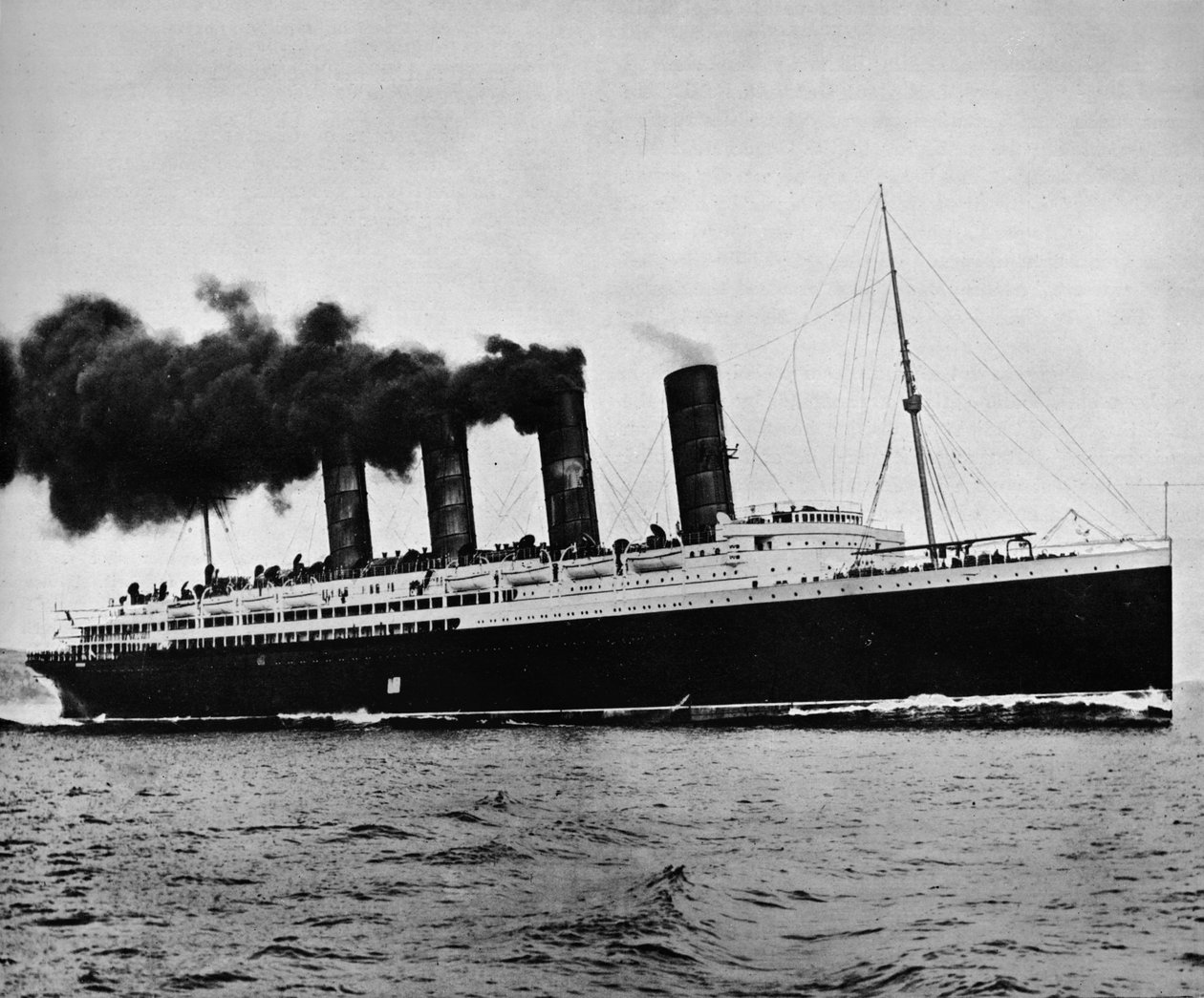 لوسيتانيا بأقصى سرعة ، 1915 بواسطة غير معروف