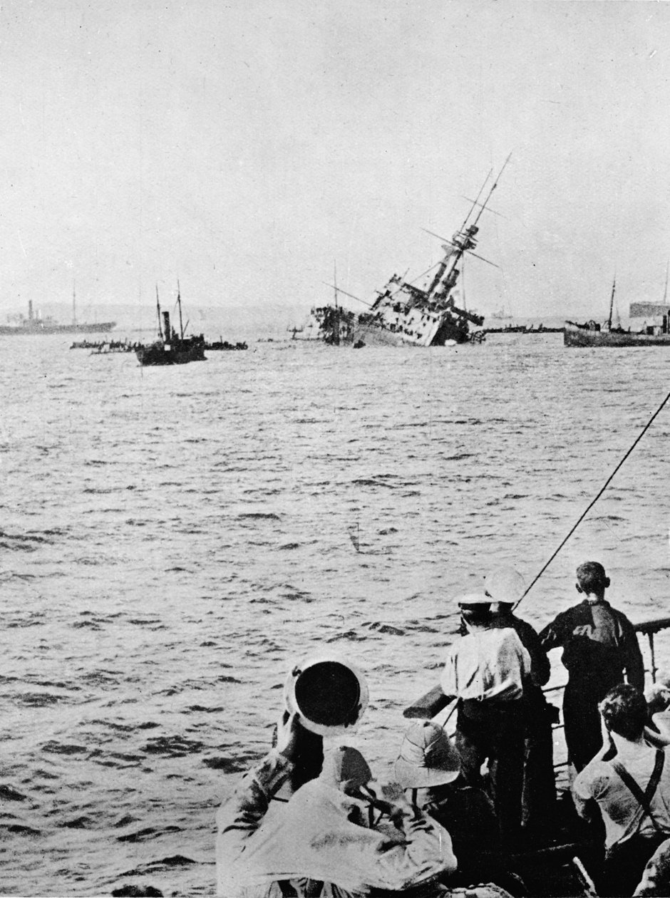 غرق ماجستيك بعد تحطيمه بواسطة غواصة العدو 1915 بواسطة غير معروف