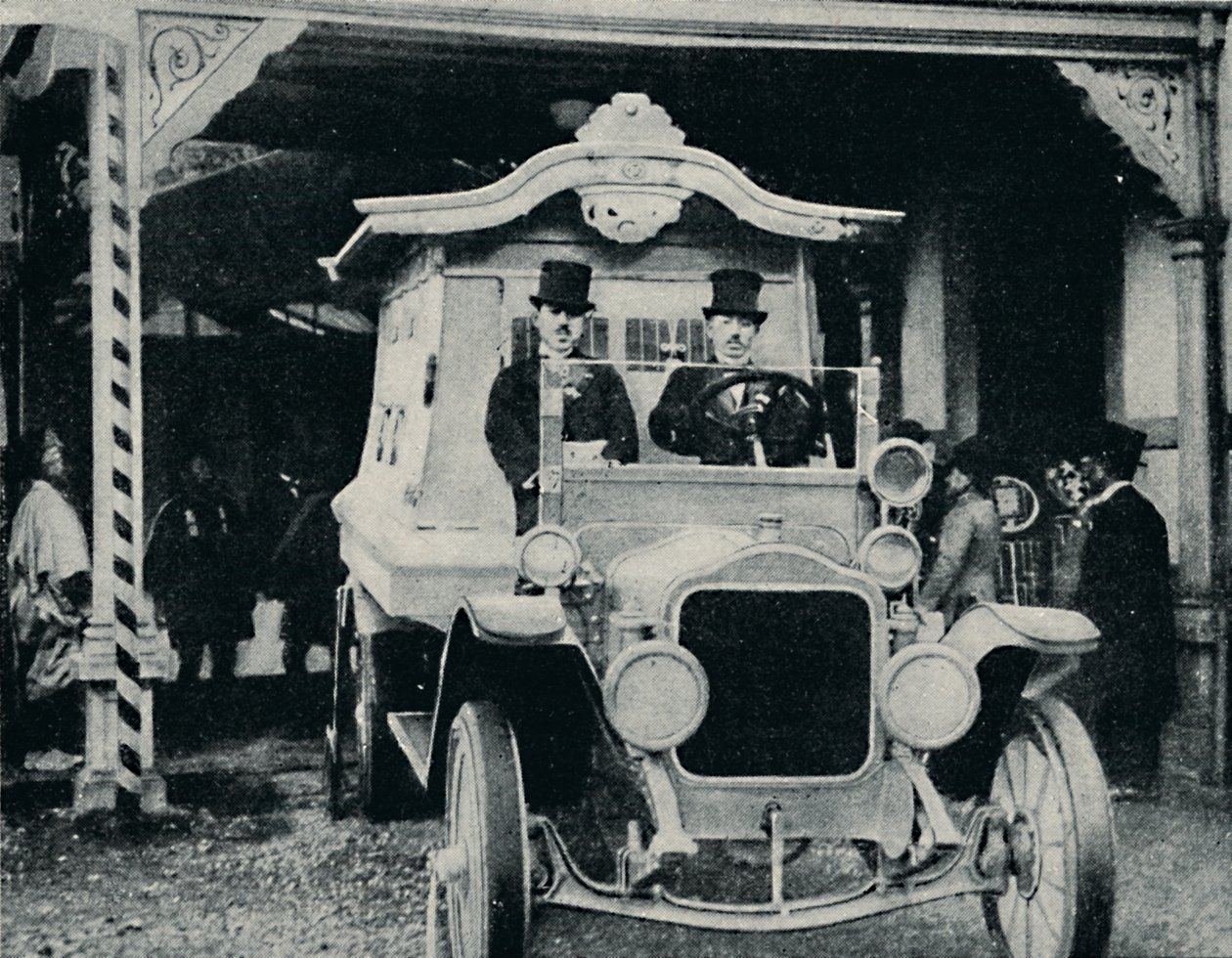 السياره في اللباس الشرقي ، c1935 بواسطة غير معروف