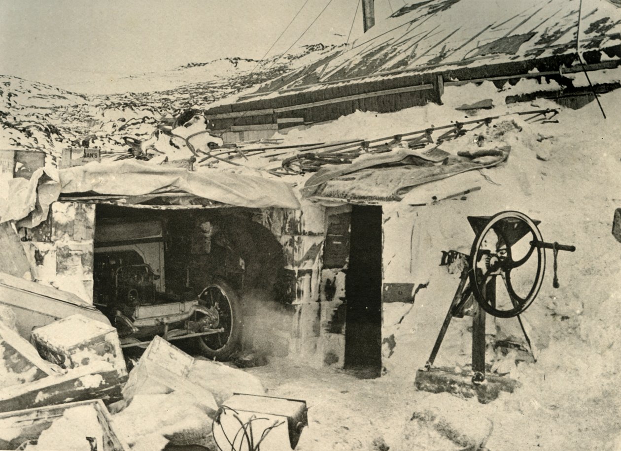 السيارة في المرآب ، وكسارة الذرة على اليمين ، c1908 ، 1909. بواسطة غير معروف