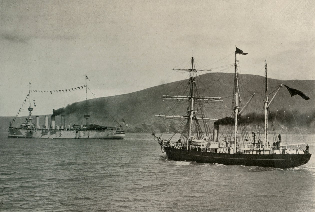 The Nimrod Passing HMS Powerful، ... in Lyttelton Harbour، 1 January 1908، 1909. بواسطة غير معروف