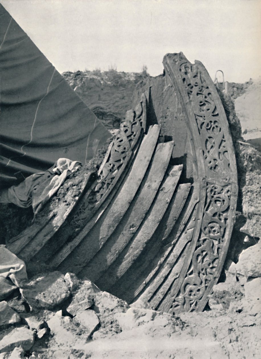 سفينة أوسيبرغ في التل ، تظهر النحت على الجذع والسور ، 1935 بواسطة غير معروف