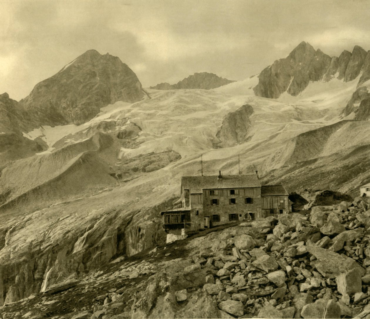 The Plauener Hütte and Glacier، Zillergrund، Tyrol، Austria، c1935. بواسطة غير معروف