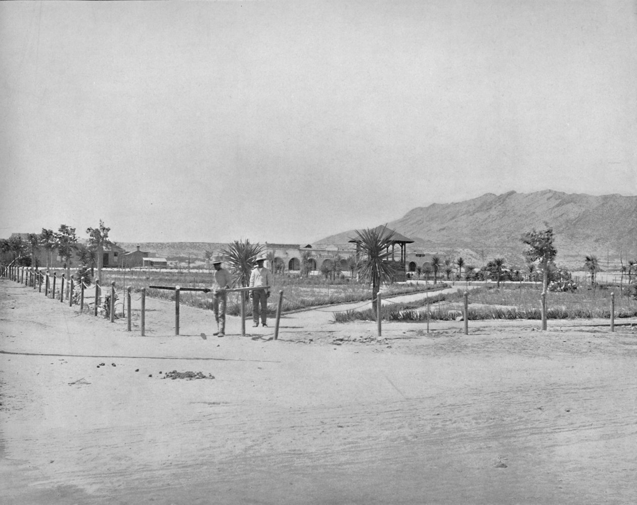 The Plaza، El Paso، Texas، c1897. بواسطة غير معروف