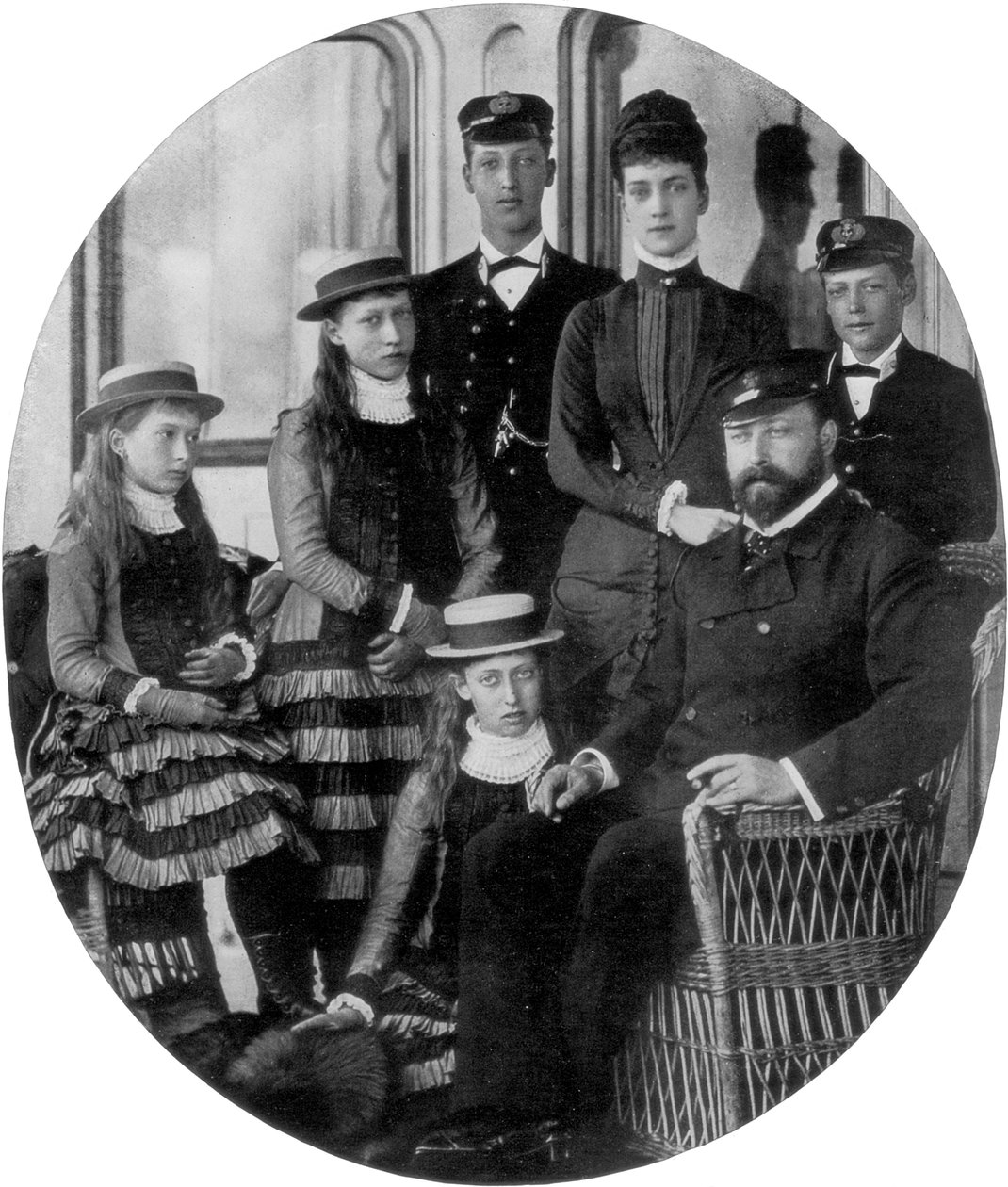 أمير وأميرة ويلز مع أسرتهما على متن اليخت الملكي ، القرن التاسع عشر 1910 بواسطة غير معروف