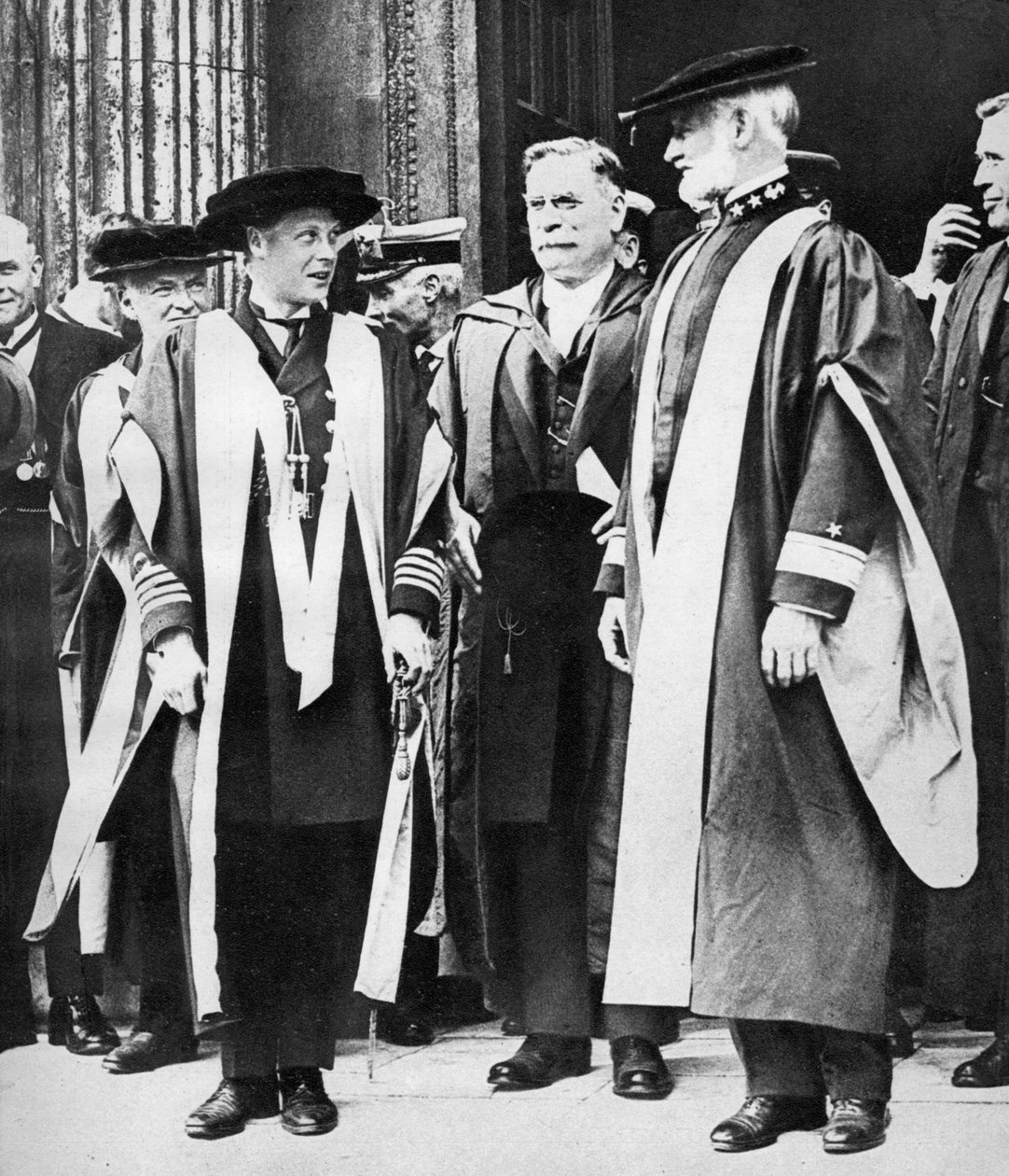 أمير ويلز والأدميرال ويليام سيمز ، كامبريدج ، 1921 بواسطة غير معروف