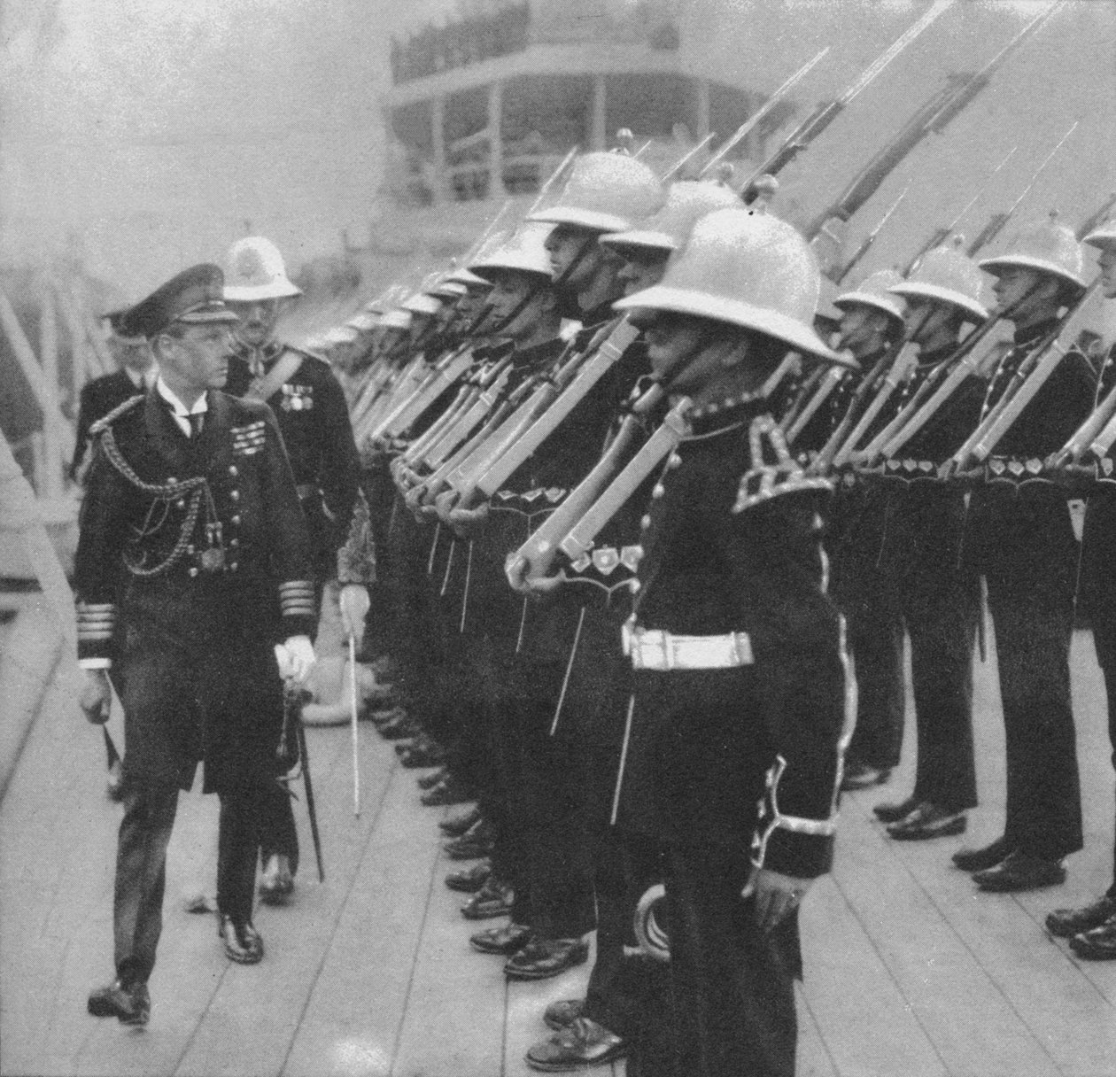 أمير ويلز يتفقد مشاة البحرية في بورتسموث ، هامبشاير ، 1921 1936 بواسطة غير معروف